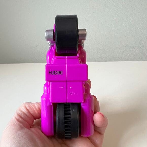 Fisher-Price DC Super Friends Batgirl and Batmobile 2020 - Picture 2 of 10